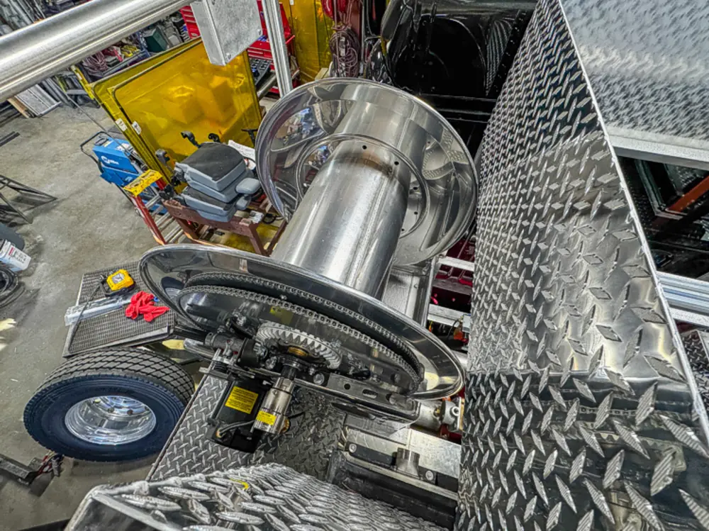 Unfinished body compartment structure in bay, photo 90 of 303.